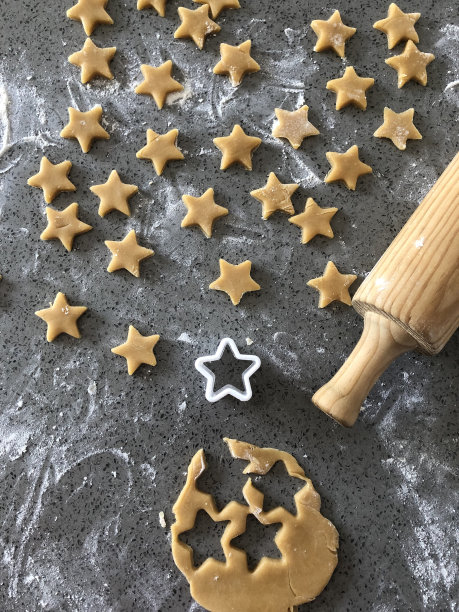 烘焙日的照片从上面制作迷你星形饼干饼干照片用面粉切出形状图片下载