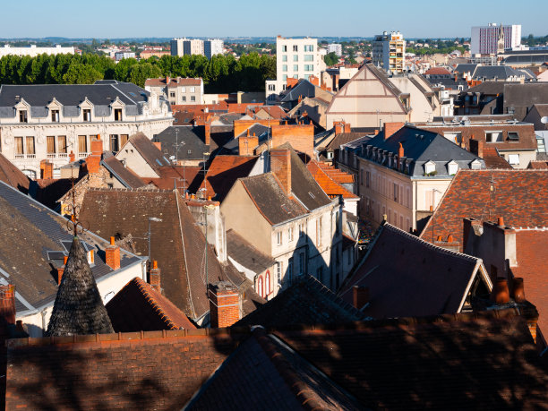 蒙吕康老城的房屋和屋顶图片下载