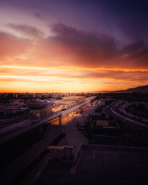在美丽的日落时分，加利福尼亚州的Berryessa North San Jose中转站的鸟瞰图图片下载