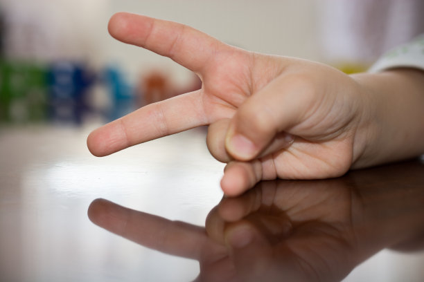 做胜利手势的孩子图片下载