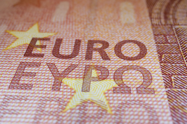 收缴欧元钞票，用于财政和经济图片下载