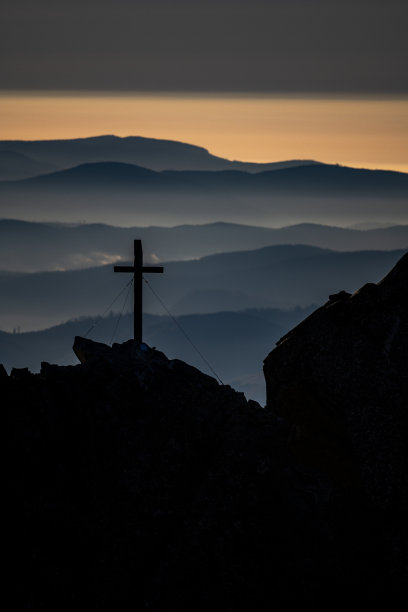 山顶上的天主教十字架。斯洛伐克塔特拉山脉的索利斯科山。图片下载