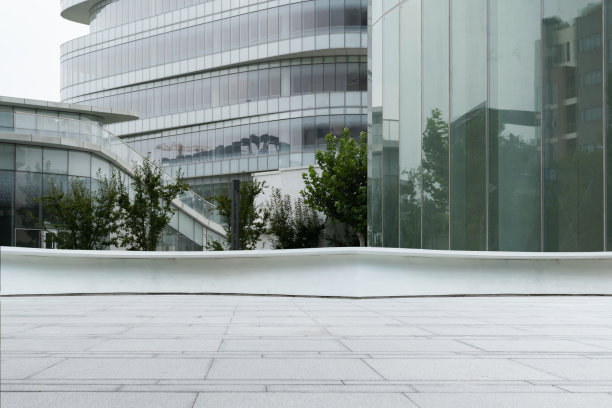 现代办公楼外立面前的空一楼图片下载