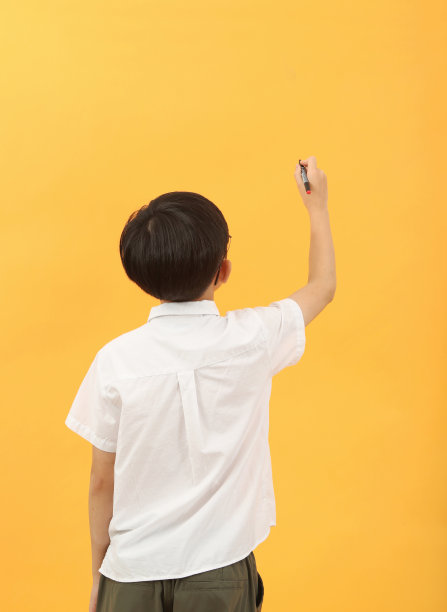 教育观念与儿童学生在黑板上写字图片下载