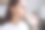健康年轻的褐发女子20岁喝牛奶与钙强壮的骨骼在家里，可爱的女士拿着豆浆杯享受营养健康的生活。以天然鲜奶养生理念图片下载