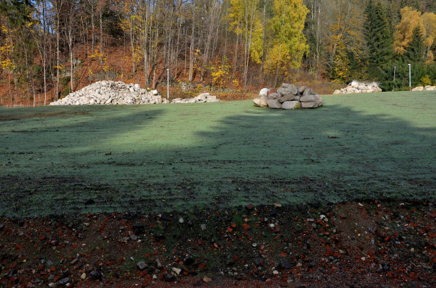 用于装饰和建筑目的的河石交易。在一堆圆圆圆圆的巨石，岩石，花岗岩上的啤酒，来自山中的一条野河，小溪磨碎了岩石的边缘图片下载
