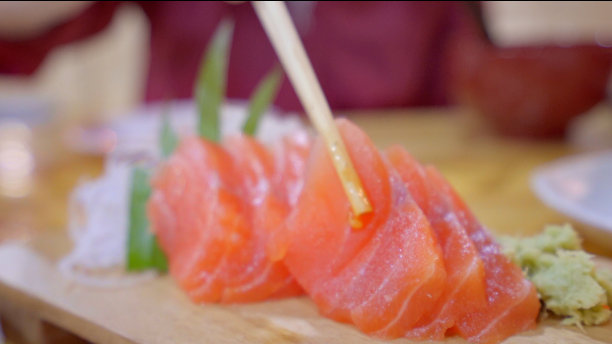 日式食物生鱼片放在餐桌上图片下载