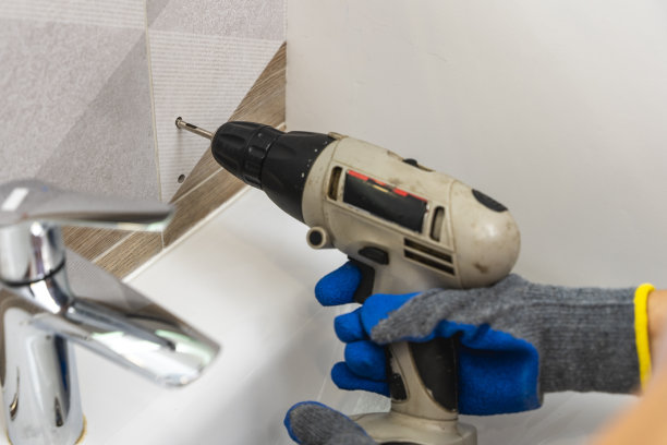 在瓷器上钻孔，在瓷砖上钻孔图片下载