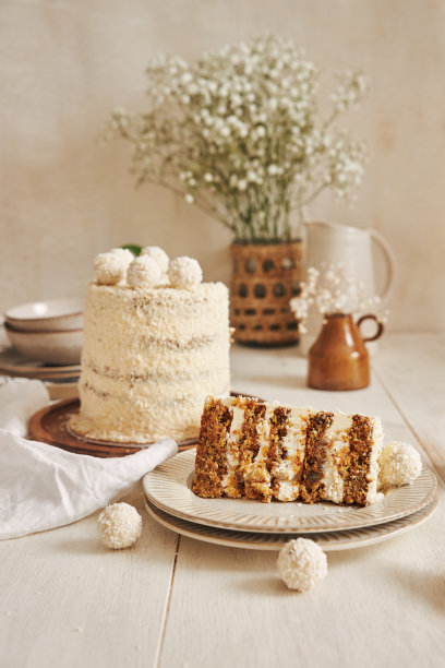 在可爱的白色厨房里，美味的拉菲罗蛋糕放在盘子里图片下载