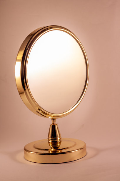 金色的镜子孤立在粉红色的背景上图片下载