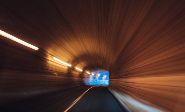 选择对焦镜头的隧道与灯光从汽车拍摄-高速图片下载