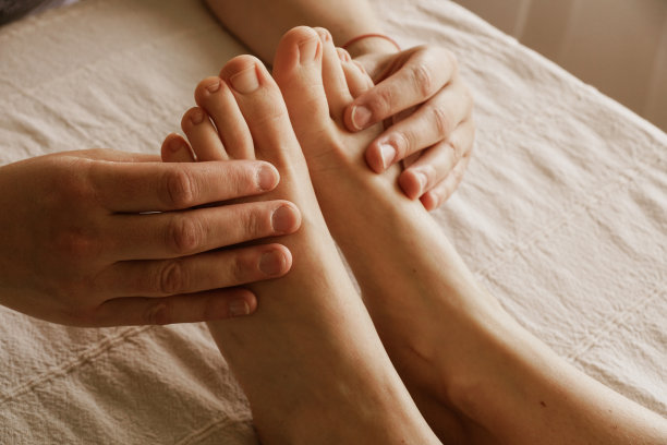 按摩师按摩女性脚部的特写镜头图片下载