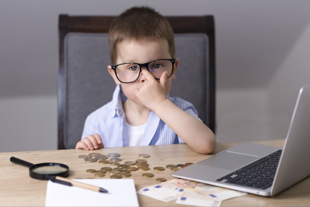 一个小男孩在调整他的眼镜。图片下载