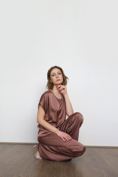 系列工作室照片的年轻女模特在棕色丝绸套装套装图片下载