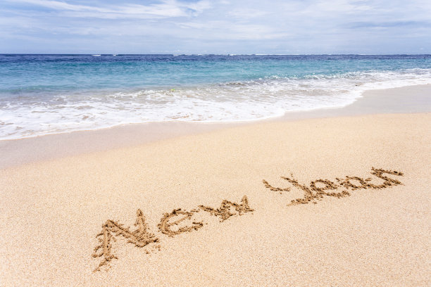 新年写在沙滩上的沙子上图片下载