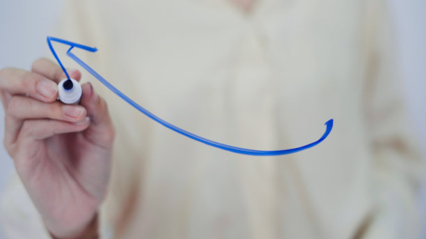 营业员在玻璃透明板上画出急剧增长的图形。图片下载