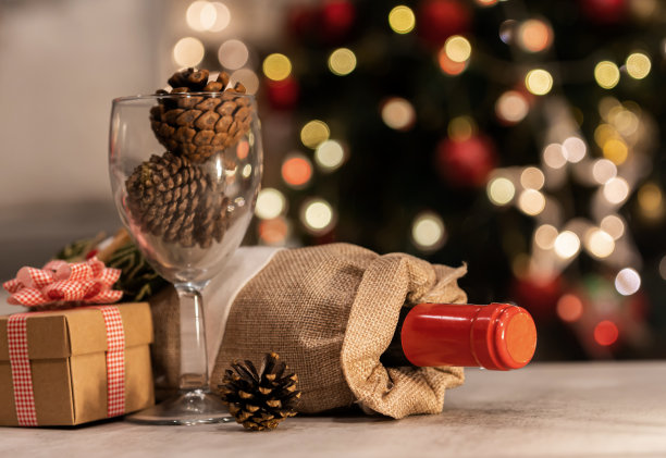 圣诞快乐，新年快乐。冬季假期用红酒和圣诞装饰。图片下载