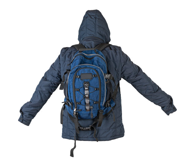 黑色背包，红色外套，白色背景。图片下载