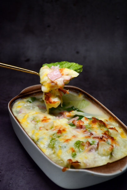 垂直拍摄的加了芝士的烤卷心菜图片下载