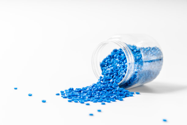 蓝色聚合物白色隔离背景在聚合物和化学实验室研究聚合物化学石油化工和石油技术工业生产聚合物用于化工材料业务图片下载