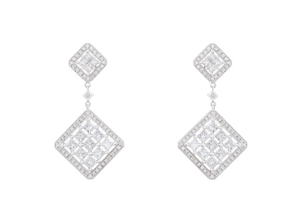 一对镶有钻石的豪华银耳环图片下载