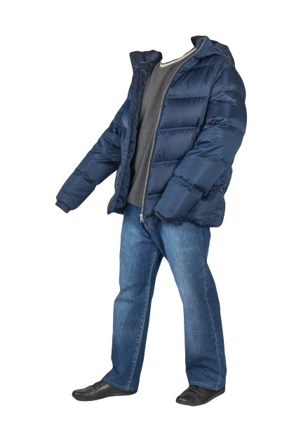 深蓝色牛仔裤、毛衣、带兜帽的夹克和白色背景下的黑色皮鞋。随意的风格图片下载