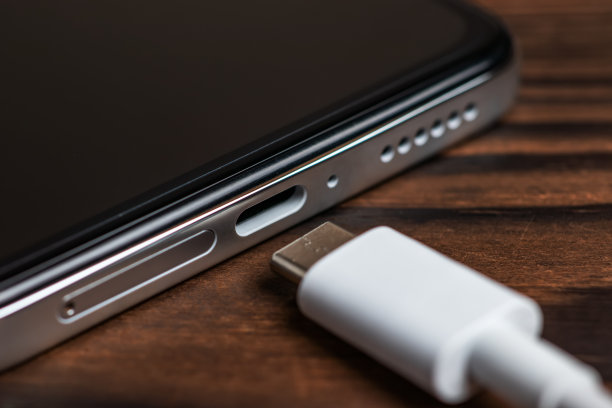 充电器与智能手机在木制背景上接近图片下载