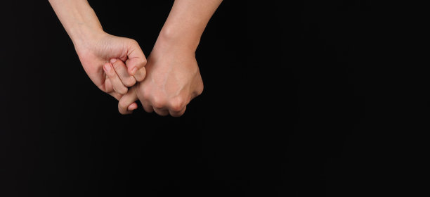 手势是在黑色背景上做一个小指承诺的手势图片下载