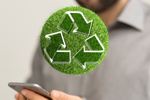 呈现回收符号虚拟投影的人图片下载