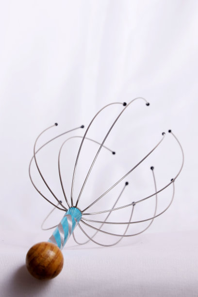 垂直拍摄的头皮按摩器在白色背景图片下载