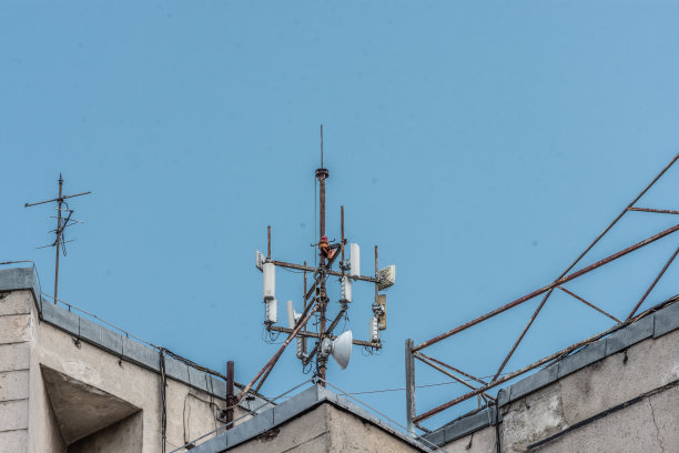 5G天线放在避雷针上图片下载