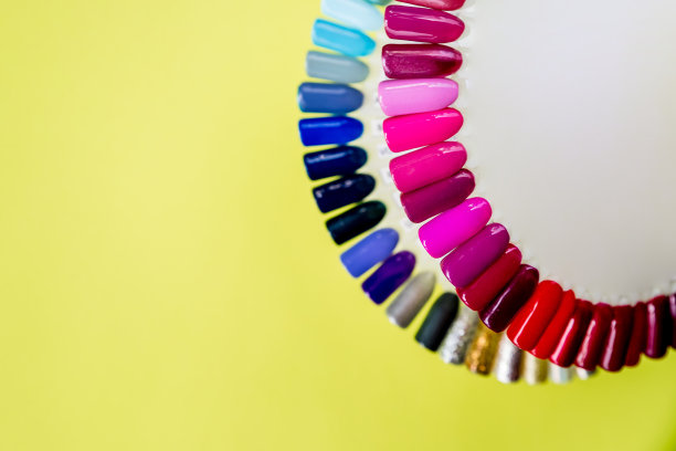 调色板上涂满了指甲油修指甲用清漆样品的集合。时尚多彩的美甲设计，健康的指甲。副本的空间。指甲艺术设计样本在黄色背景。本空间图片下载