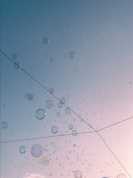泡沫在美丽的粉红和蓝色的天空图片下载