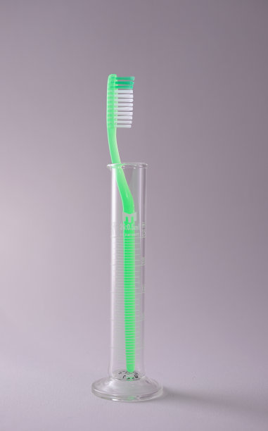 垂直拍摄的绿色牙刷孤立在白色背景图片下载