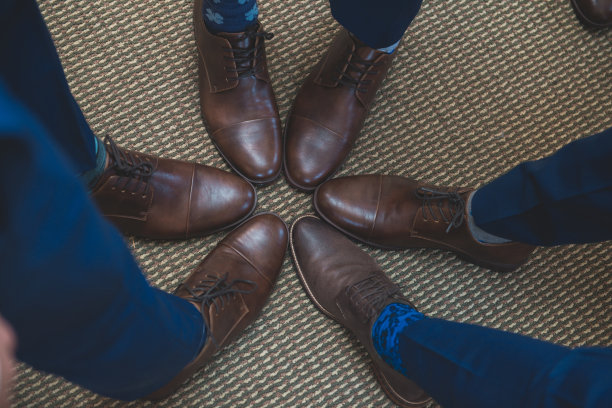 男性穿着正式的鞋子把脚围成一圈的特写镜头图片下载