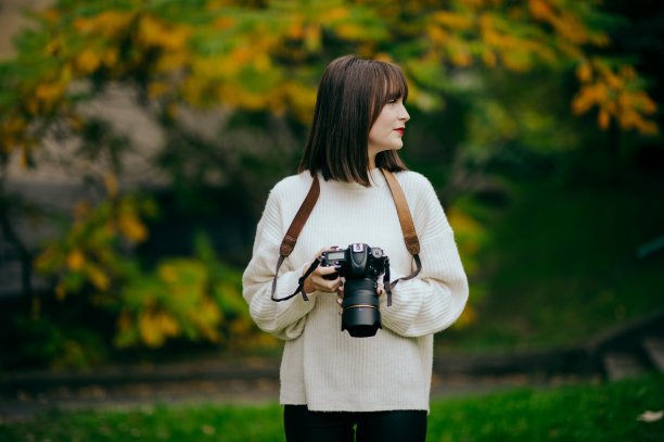 夏日街头的女摄影师图片下载