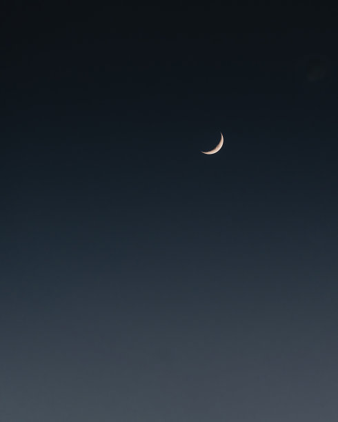 极简主义的图片，半月亮在天空中孤立在黑暗的背景图片下载