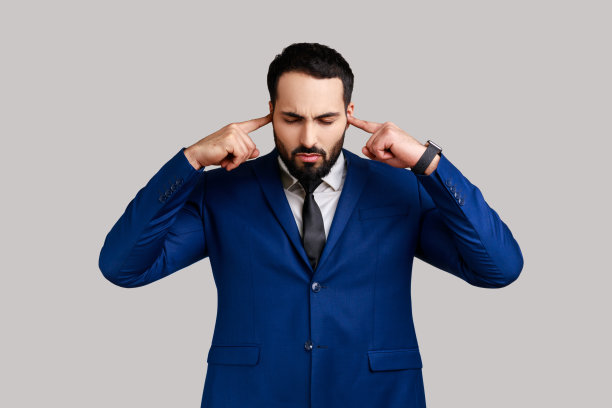 大胡子男人捂着耳朵，讨厌的噪音，大声的声音，难以听高的声音。图片下载