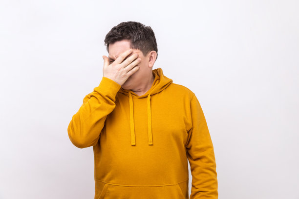 中年男子捂着眼睛，厌恶地转过身，从一些令人羞耻的东西，害怕害怕看到图片下载