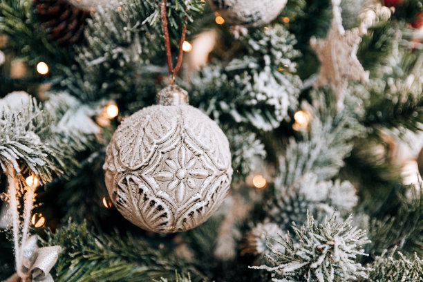 银质圣诞小玩意挂在圣诞树上的特写照片。图片下载