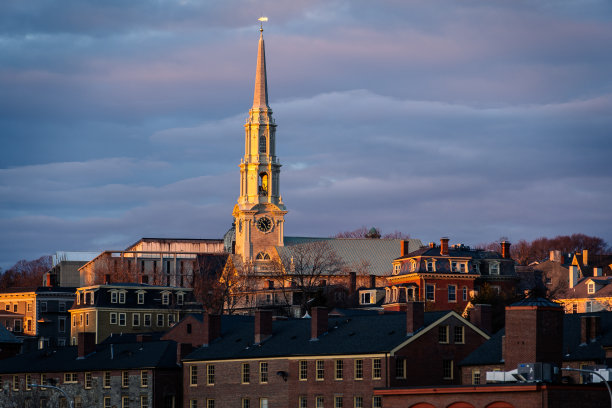 日落时分欧洲一座大教堂的宁静景色图片下载
