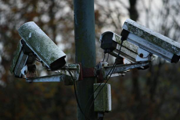 有线户外摄像机附加了一个极概念的安全和技术图片下载