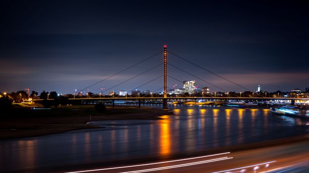 德国杜塞尔多夫美丽的夜景图片下载