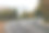 公路穿过山上的秋林。图片下载