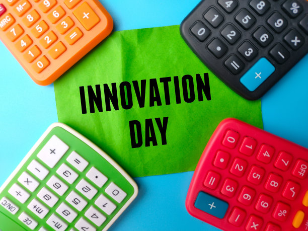 计算器和彩色便签纸上的文字创新日的蓝色背景。图片下载