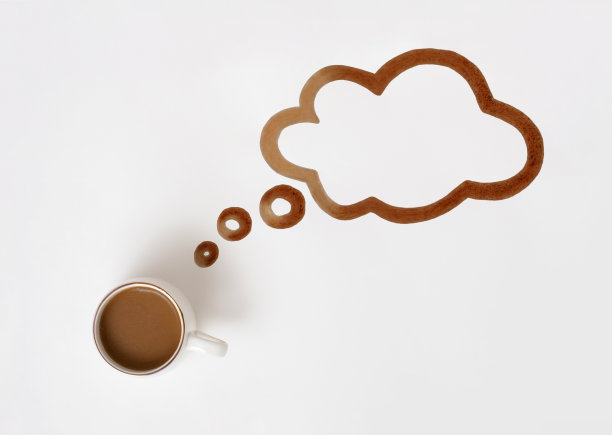 用咖啡和思考云做成的最小平面概念。创意思维泡泡复制空间。图片下载