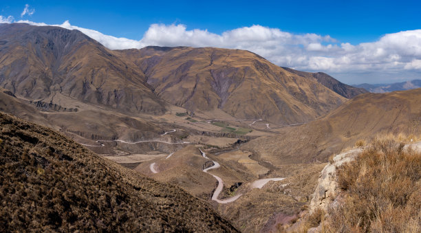 这条路穿过萨尔塔省图片下载