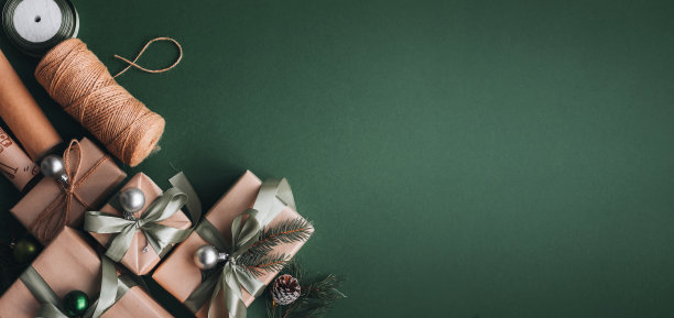 新年旗帜与圣诞礼盒和装饰卡其色背景。图片下载