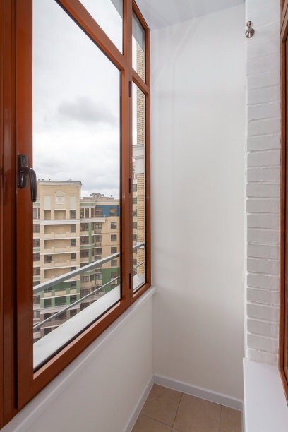 小干净舒适的玻璃阳台与窗户城市公寓白砖墙建筑图片下载