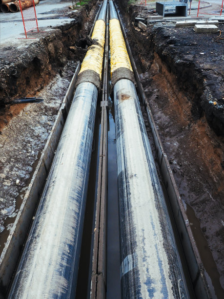 修复城市通讯。更换水管、维修及重建供暖总水管。冷热水管敷设在沟中。图片下载